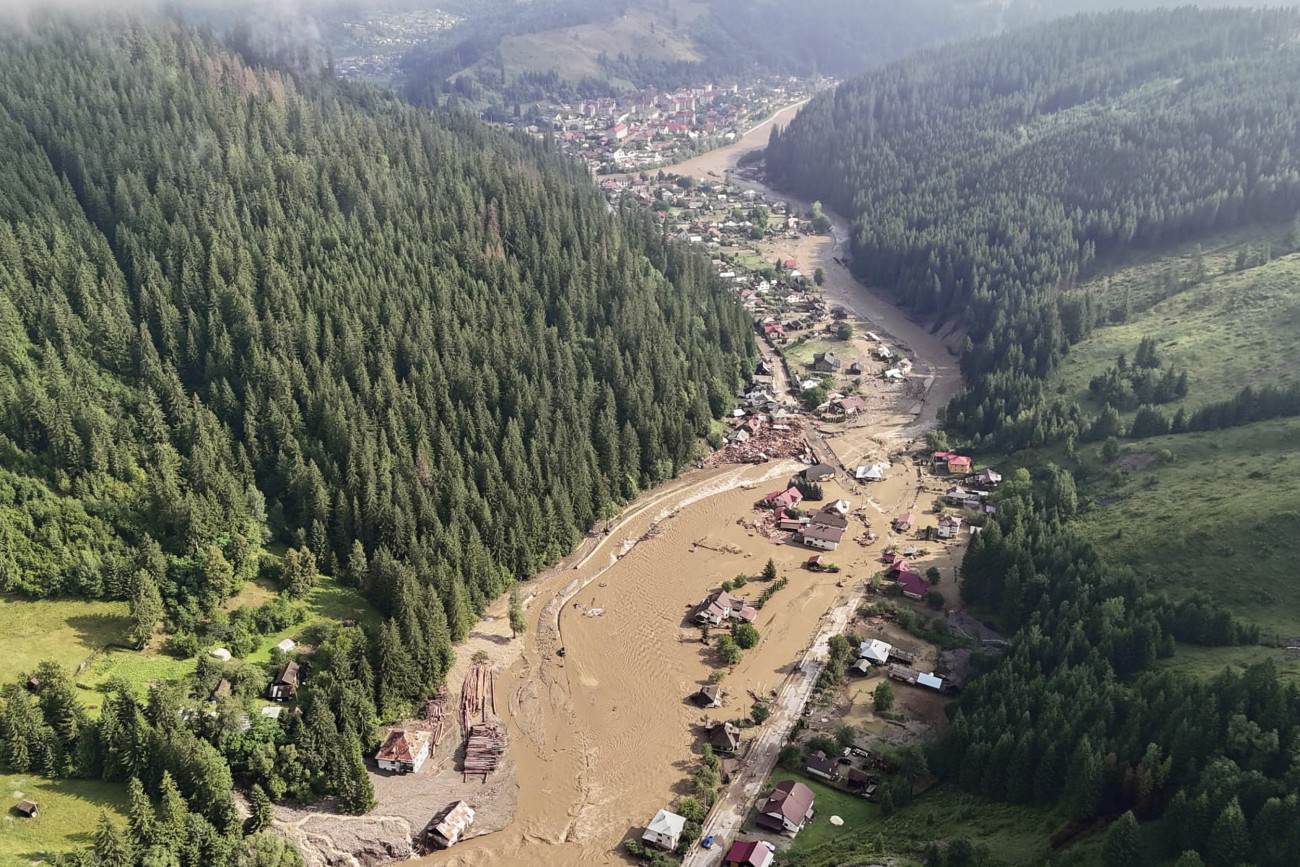 Brosteni, 2025. július 28.
A román katasztrófaelhárító szolgálat suceavai részlegének (ISU Suceava) képén árvíz az észak-romániai Brosteniben 2025. július 28-án. A térséget sújtó árvizek miatt mintegy 880 embernek kellett kiköltöznie otthonából.
MTI/AP/ISU Suceava