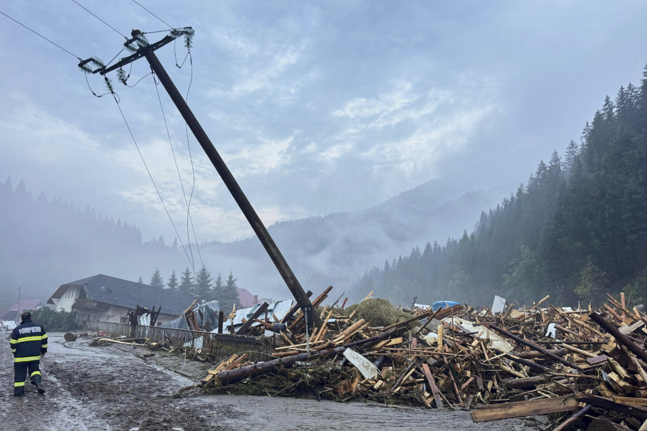 Brosteni, 2025. július 28.
A román katasztrófaelhárító szolgálat suceavai részlegének (ISU Suceava) képén árvíz után maradt törmelék az észak-romániai Brosteniben 2025. július 28-án. A térséget sújtó árvizek miatt mintegy 880 embernek kellett kiköltöznie otthonából.
MTI/AP/ISU Suceava
