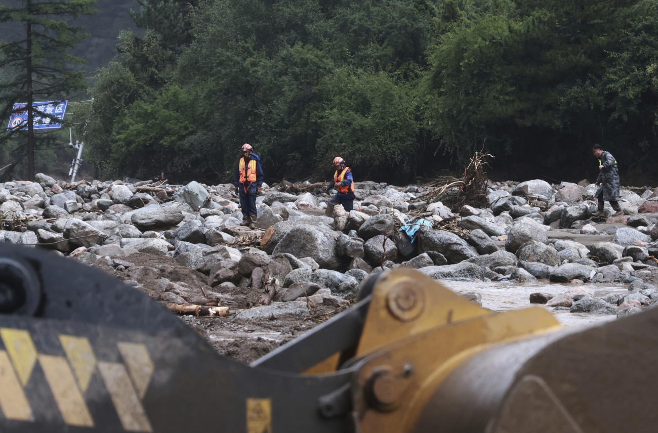 Jücsung, 2025. augusztus 8.
A Hszinhua kínai hírügynökség felvétele a mentőalakulatok tagjairól a heves esőzées okozta áradások idején az északnyugat-kínai Jücsung megyében 2025. augusztus 8-án.
MTI/AP/Hszinhua/Csin Van-kuj