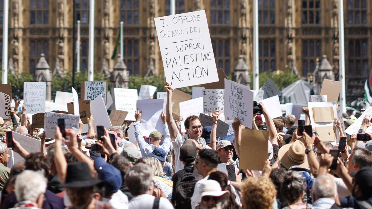 London, 2025. augusztus 9.
Palesztinpárti tüntetés a londoni Parlament téren 2025. augusztus 9-én. A tüntetők a brit kormány által terrorszervezetnek minősített Palestine Action palesztinbarát csoport betiltása ellen tiltakoztak. A feliratok jelentése: a népirtást ellenzem, a Palestine Actiont támogatom.
MTI/EPA/Tolga Akmen