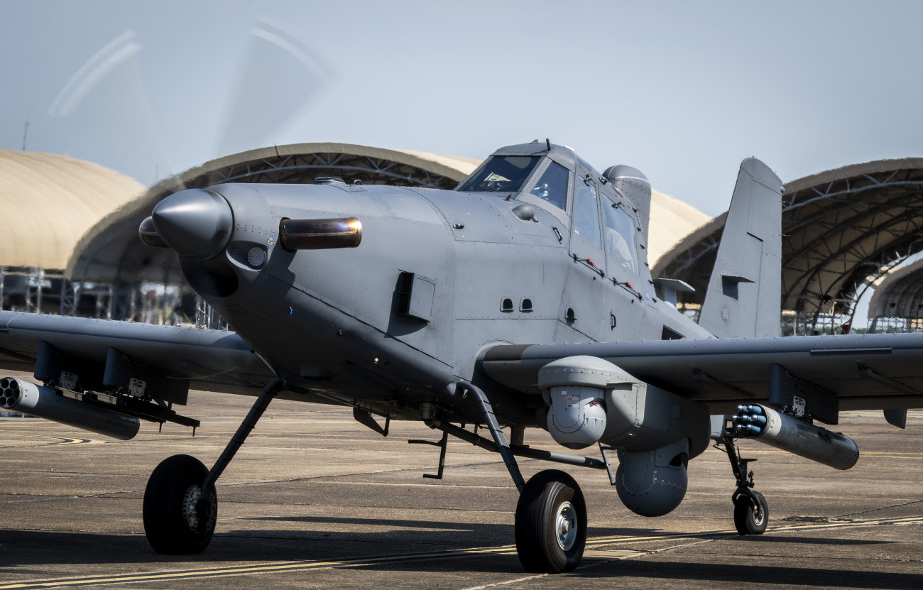OA-1K Skyraider egy népszerű mezőgazdasági repülőgép jelentős átalakításával jött létre. A kétszemélyes lett a pilótafülke, amit páncélozták, a szárnyak alá pedig célfelderítő rendszereket szereltek, valamint számos fegyverfelfüggesztő pontot alakítottak ki.