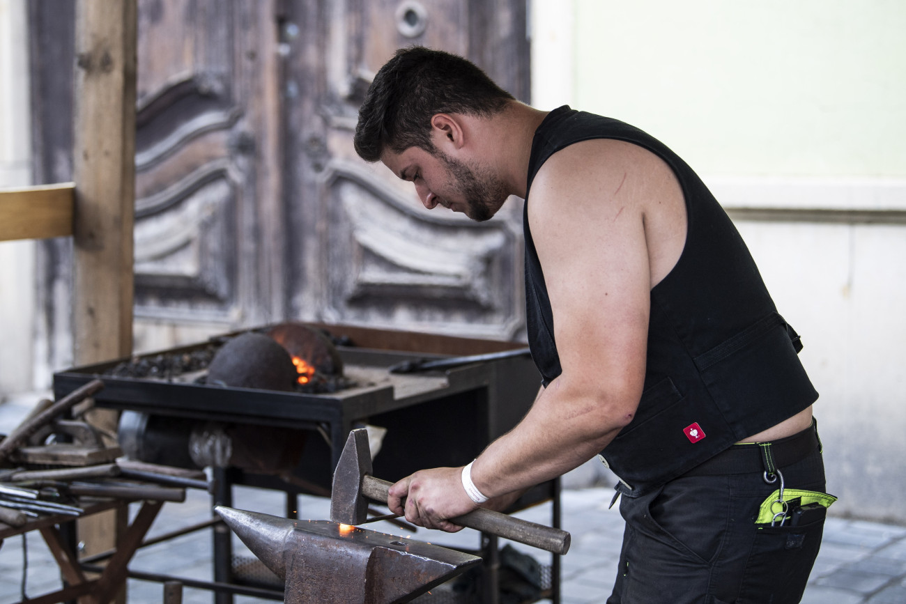 Budapest, 2025. augusztus 17.
Kovács a Mesterségek ünnepén, a Szent István-napi rendezvénysorozat eseményén a budai Várban 2025. augusztus 17-én.
MTI/Bodnár Boglárka