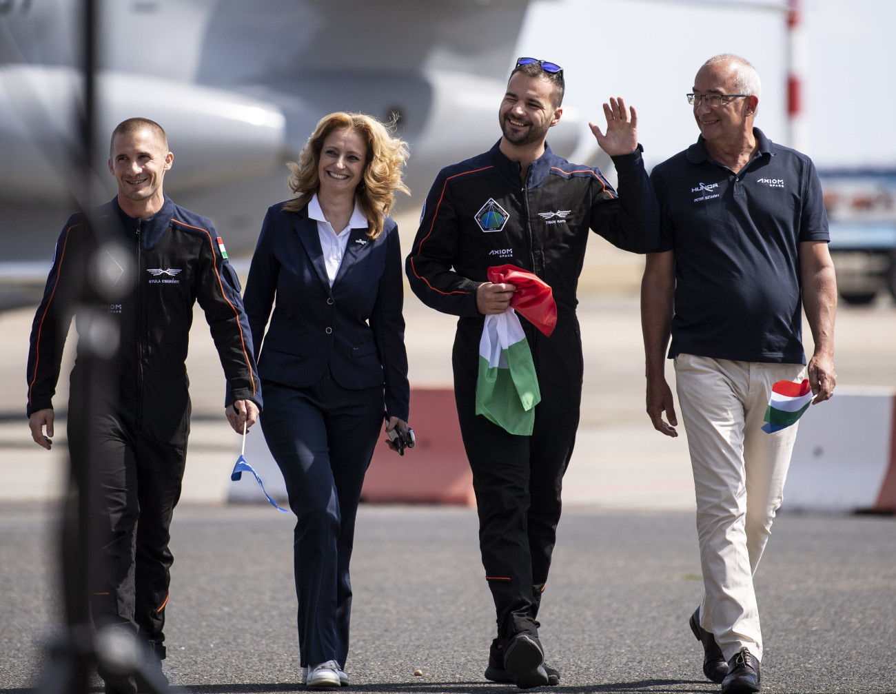 Budapest, 2025. augusztus 18.
Kapu Tibor kutatóűrhajós (j2), Cserényi Gyula tartalékos kutatóűrhajós (b) Ferencz Orsolya űrkutatásért felelős miniszteri biztos (b2) és Sztáray Péter, a Külgazdasági és Külügyminisztérium biztonságpolitikáért és energiabiztonságért felelős államtitkára (j) társaságában érkezése után a Liszt Ferenc-repülőtéren 2025. augusztus 18-án. A kutatóűrhajós az Ax-4 misszió tagjaként június 25. és július 15. között járt a Nemzetközi Űrállomáson.
MTI/Bodnár Boglárka