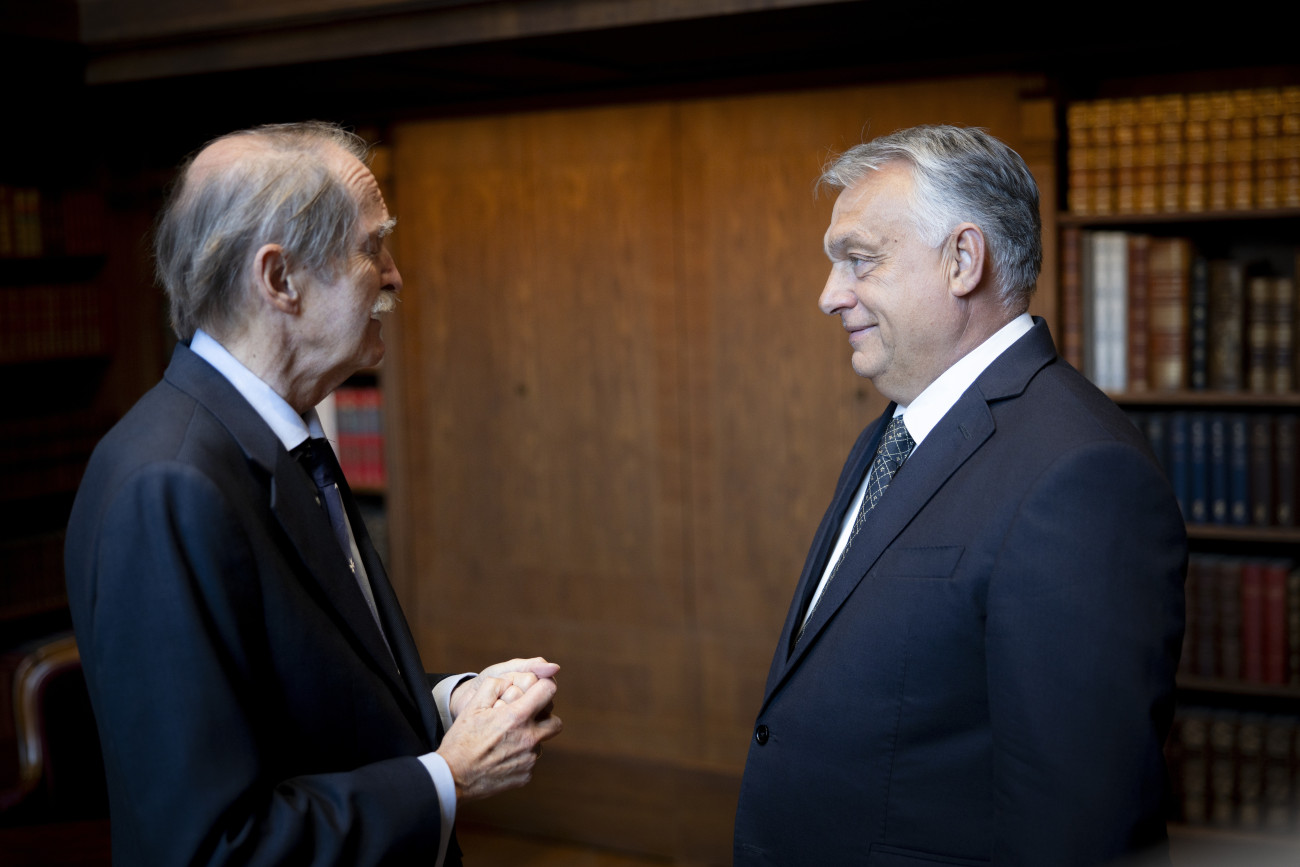 Budapest, 2025. augusztus 20.
A Miniszterelnöki Kommunikációs Főosztály által közreadott képen Orbán Viktor miniszterelnök (j) hivatalos látogatáson fogadja Duarte Pio urat, Braganza hercegét a Karmelita kolostorban 2025. augusztus 20-án.
MTI/Miniszterelnöki Kommunikációs Főosztály/Fischer Zoltán