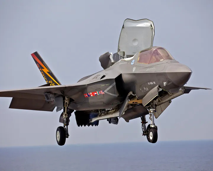 A röviden felszálló és függőleges landoló F-35B változat, oldalán fejlesztésben résztvevő országok zászlaival. Kép: United States Marine Corps