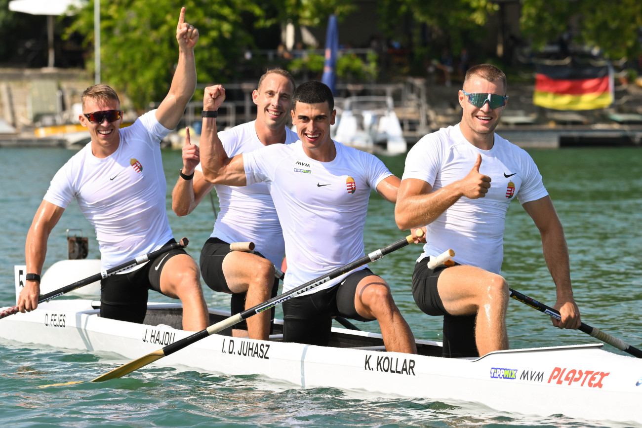 Milánó, 2025. augusztus 23.
Az aranyérmes Kollár Kristóf, Juhász István, Hajdu Jonatán és Fejes Dániel (j-b) a kajak-kenu világbajnokság férfi kenu négyesek 500 méteres versenyének döntője után Milánóban 2025. augusztus 23-án.
MTI/Czeglédi Zsolt