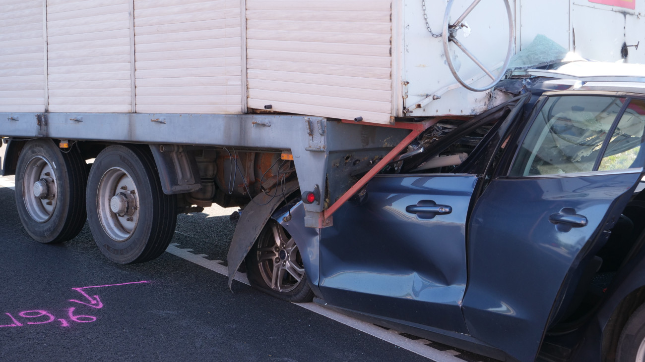 Kerekharaszt, 2025. augusztus 24.
Összeroncsolódott személygépkocsi, amely kamionnak ütközött az M3-as autópálya Nyíregyháza felé vezető oldalán Kerekharasztnál 2025. augusztus 24-én. A balesetben egy ember meghalt.
MTI/Mihádák Zoltán