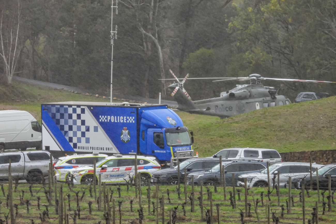 Porepunkah, 2025. augusztus 27.
Rendőrök a helyszínen, a Victoria állambeli Porepunkah település Feathertop nevű borászatánál elkövetett lövöldözés után egy nappal, 2025. augusztus 27-én. A fegyveres támadásban két rendőr életét vesztette, egy súlyosan megsebesült. A hatóságok nagy erőkkel keresik az elkövetőt.
MTI/EPA/AAP/Simon Dallinger