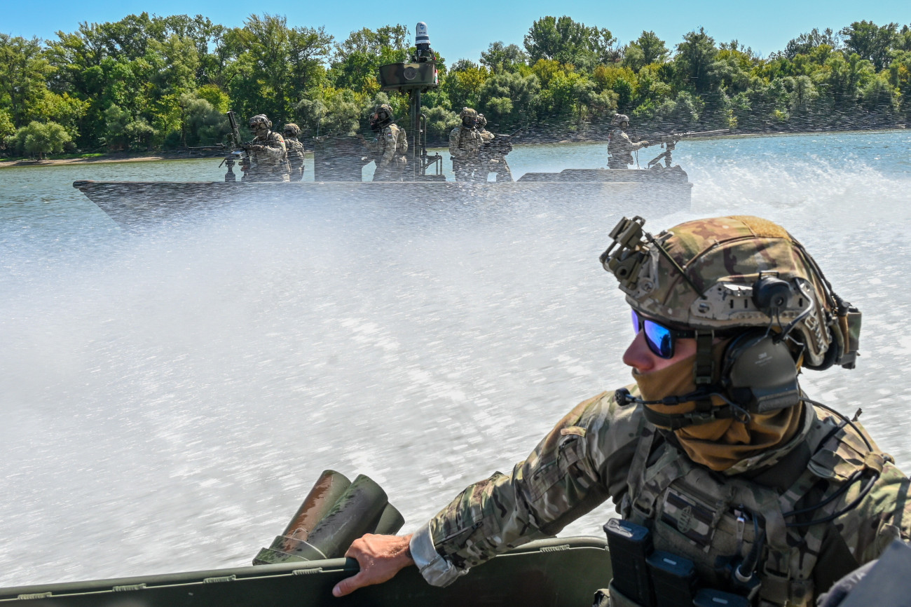 Budapest, 2025. augusztus 27.
A honvédség új Special Operations Craft - Riverine (SOC-R) különleges műveleti folyami naszádjai a Dunán az átadás napján, 2025. augusztus 27-én. A SOC-R hajók képesek különleges műveleti csoportok vízi környezetben való kijuttatására és kiemelésére, akár tűz alatt is. Alkalmasak továbbá közvetlen tűztámogatásra, felderítési és hírszerzési feladatokra, utánpótlás és egészségügyi ellátmány célba juttatására, sebesültek evakuálására is.
MTI/Máthé Zoltán