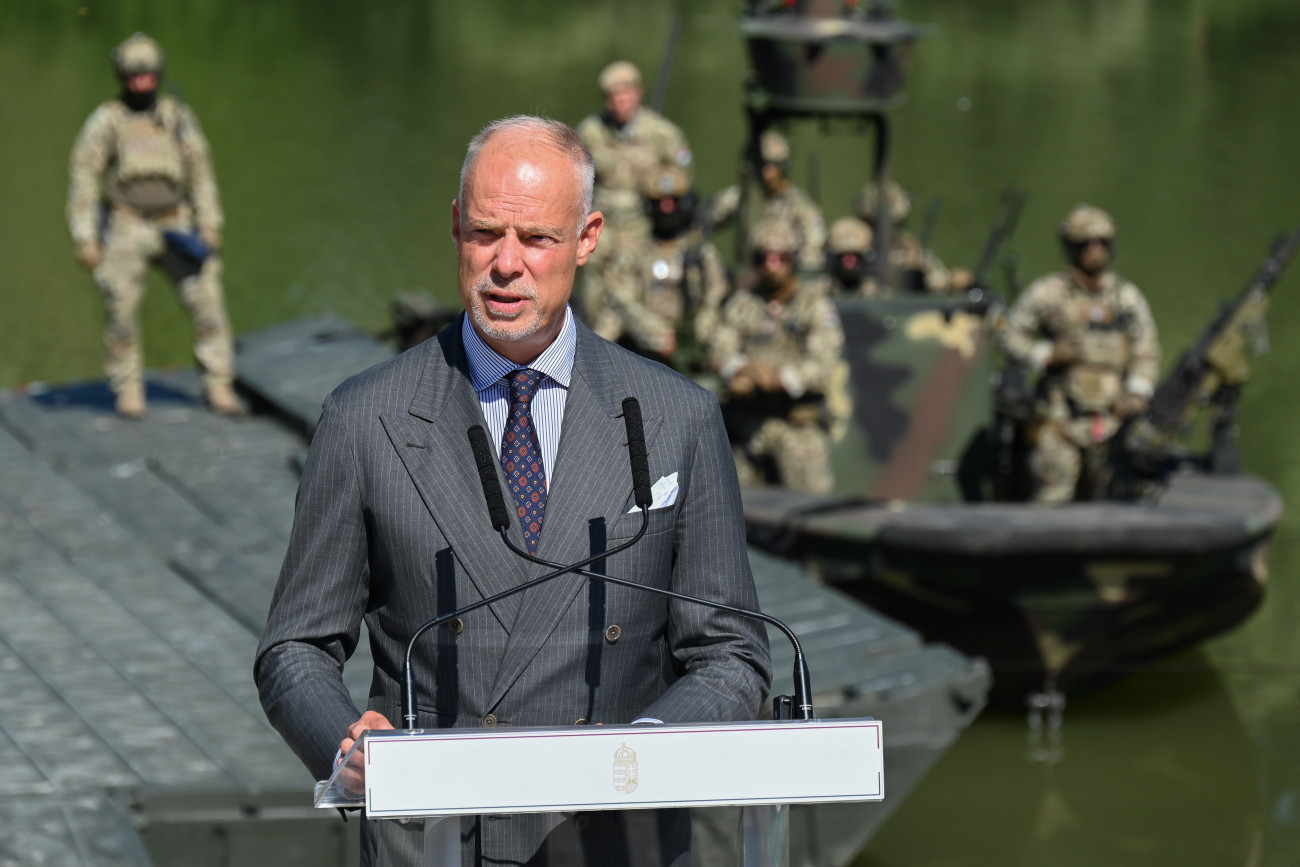 Budapest, 2025. augusztus 27.
Szalay-Bobrovniczky Kristóf honvédelmi miniszter beszédet mond a Special Operations Craft - Riverine (SOC-R) különleges műveleti folyami naszádok átadásán az újpesti hadikikötőben 2025. augusztus 27-én. A SOC-R hajók képesek különleges műveleti csoportok vízi környezetben való kijuttatására és kiemelésére, akár tűz alatt is. Alkalmasak továbbá közvetlen tűztámogatásra, felderítési és hírszerzési feladatokra, utánpótlás és egészségügyi ellátmány célba juttatására, sebesültek evakuálására is.
MTI/Máthé Zoltán