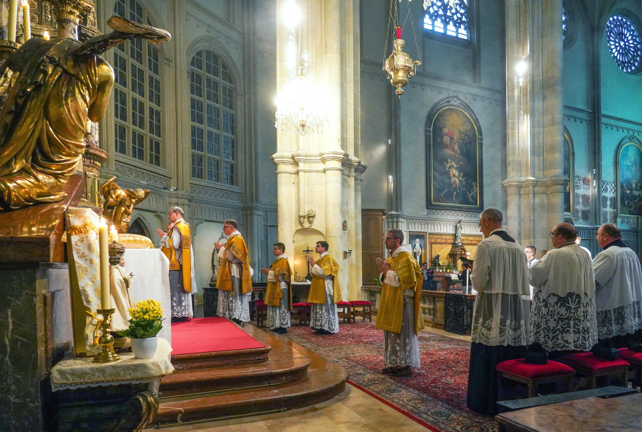 Bécs, 2025. szeptember 2.
A Szent István király tiszteletére tartott ünnepi szentmise a Havas Boldogasszonyról elnevezett bécsi minorita templomban 2025. szeptember 2-án.
MTI/Filep István