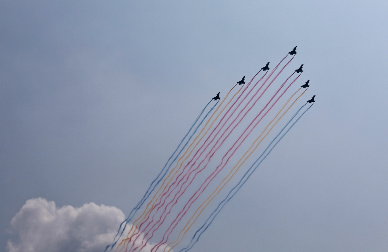 Peking, 2025. szeptember 3.
Harci gépek repülnek formációban a kínai-japán háború befejezése és a második világháború ázsiai lezárásának 80. évfordulója alkalmából rendezett katonai díszszemlén Pekingben 2025. szeptember 3-án.
MTI/EPA/Andrés Martínez Casares