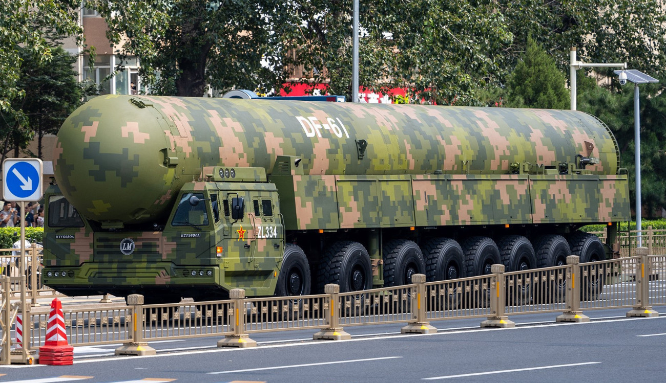 A DF-61 háromfokozatú, szilárd hajtóanyagú, ballisztikus rakéták is fontos elemei a kínai elrettentő erőnek. Kérdés, hogy a hordozójárművek kontérei üresek voltak-e a felvonulás idején? Kép: Weibo