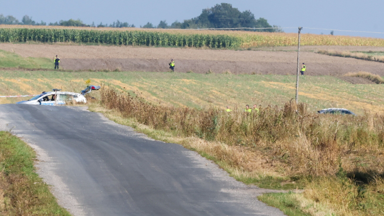 Mniszków, 2025. szeptember 10.
Rendőrök a helyszínen, ahol orosz drón roncsait találták meg a közép-lengyelországi Lódzi vajdaságbeli Mniszków településnél 2025. szeptember 10-én. Hajnalban több orosz drón repült be Lengyelország légterébe Oroszország Ukrajnával szembeni légitámadása közben. Lengyel vadászgépek a drónok egy részét lelőtték. Augusztus óta több drón is megsértette Lengyelország légterét kelet felől.
MTI/EPA/PAP/Marian Zubrzycki