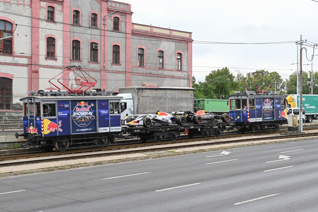 Budapest, 2025. szeptember 11.
A szeptember 20-21-én tartandó Red Bull Showrun elnevezésű Forma-1-es belvárosi bemutatóra érkezett versenyautókat bemutató és szállító szerelvény halad a Könyves Kálmán körúton 2025. szeptember 11-én. Az egyedi dekorációval ellátott villamos a következő öt napban a Ferencváros kocsiszínből indulva, különböző útvonalakon közlekedik majd, rajta a Red Bull RB7-es F1-es modelljével, valamint a fiókcsapat, az RB 2025-ös fényezésű RB7-esével.
MTI/Máthé Zoltán