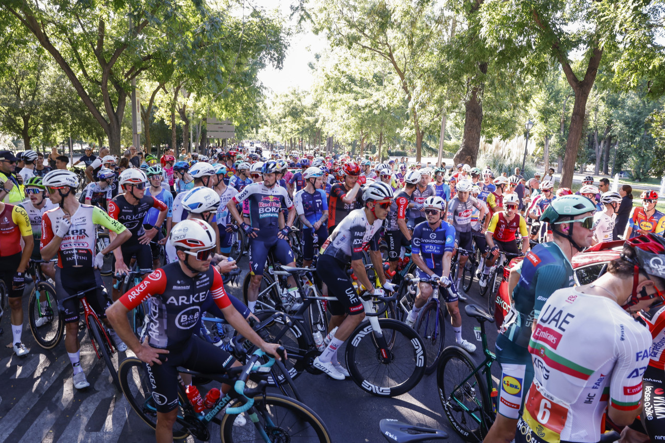 Versenyzők várakoznak az izraeli csapat jelenléte és a Gázai övezeti háború ellen tiltakozó tüntetők által elhelyezett útakadályok mögött a Vuelta a Espana spanyol országúti kerékpáros körverseny 21., Alalpardo és Madrid közötti 103,6 kilométeres szakaszán Madridban 2025. szeptember 14-én. A mintegy 100 ezer fős palesztinpárti tüntetés miatt a madridi befutót törölték. Az idén 80 éves Vuelta de Espana történetében még sosem fordult elő, hogy törölni kellett a záróetapot. A nyertesek számára egy parkolóban rögtönöztek díjátadót. A győztes a dán Jonas Vingegaard lett. Fotó: MTI/EPA-EFE/Javier Lizón