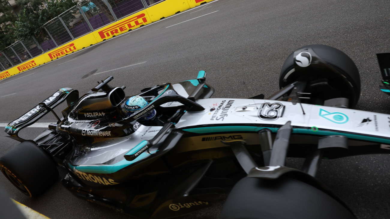 Baku, 2025. szeptember 21.
George Russell, a Mercedes brit versenyzője a Forma-1-es autós gyorsasági világbajnokság Azeri Nagydíjának futamán a bakui városi pályán 2025. szeptember 21-én.
MTI/EPA/Ali Haider