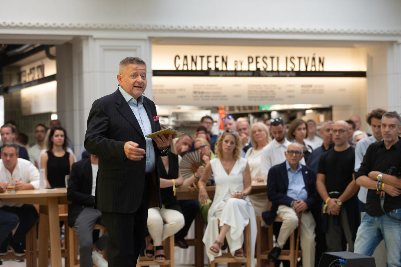 Budapest, 2025. szeptember 22.
Harmath Csaba, a Gault&Millau szakmai vezetője beszédet mond a Gault&Millau Magyarország 2025-ös díjátadó gáláján a Time Out Market étteremben Budapesten 2025. szeptember 22-én.
MTI/Kocsis Zoltán