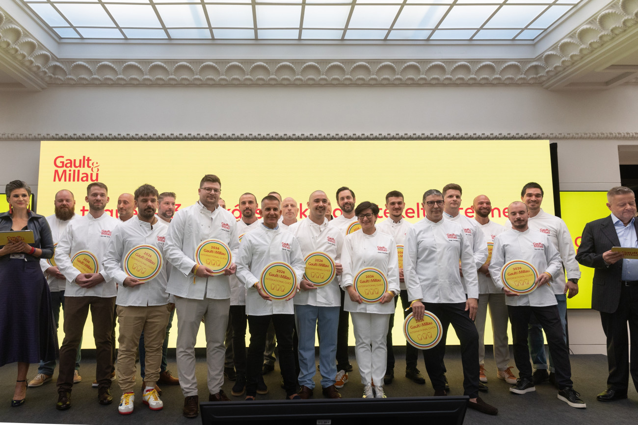 Budapest, 2025. szeptember 22.
A 15-16,5 pont között végzett éttermek séfjei a Gault&Millau Magyarország 2025-ös díjátadó gáláján a Time Out Market étteremben Budapesten 2025. szeptember 22-én.
MTI/Kocsis Zoltán