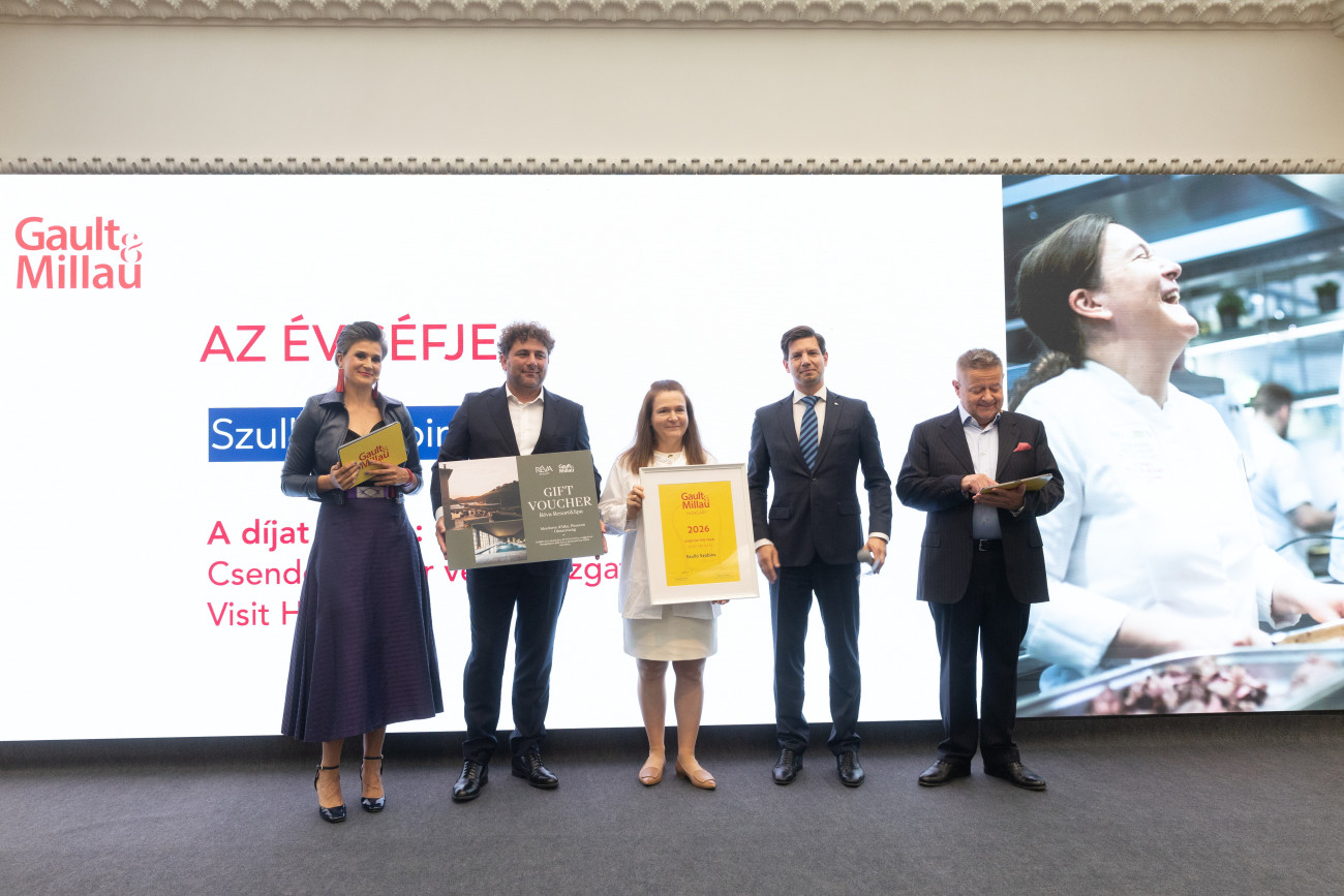 Budapest, 2025. szeptember 22.
Szulló Szabina (Stand Étterem és Stand25 Bisztró), az év séfje (k), Csendes Oliver, a Visit Hungary vezérigazgatója (j2), Harmath Csaba, a Gault&Millau szakmai vezetője (j1), Havas Dóra gasztroblogger (b1), Daniele Scaglia, a Réva resort & spa vezetője (b2) a Gault&Millau Magyarország 2025-ös díjátadó gáláján a Time Out Market étteremben Budapesten 2025. szeptember 22-én.
MTI/Kocsis Zoltán