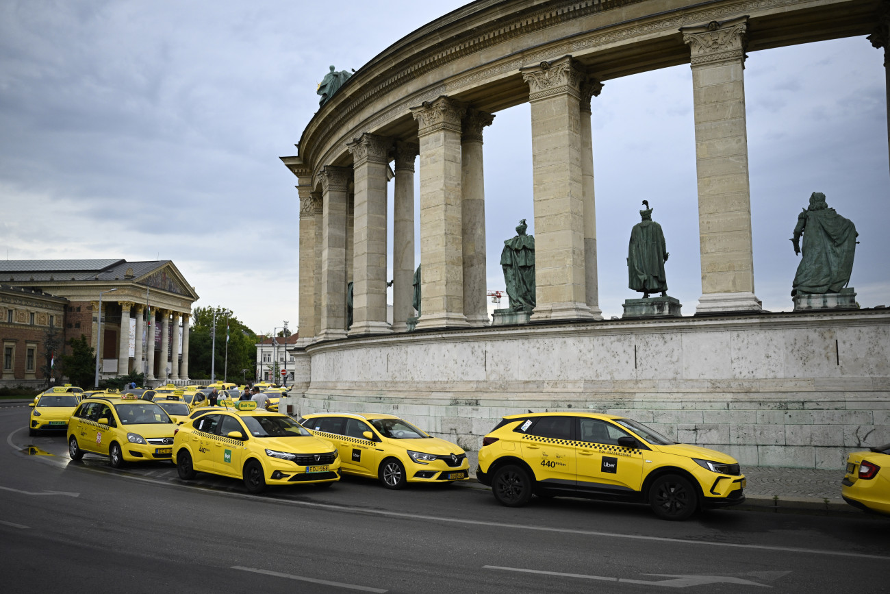 Budapest, 2025. szeptember 24. 
A fővárosi taxirendelet tervezett módosítása ellen tiltakozó taxis demonstráció résztvevői a Hősök terén 2025. szeptember 24-én. 
MTI/Bodnár Boglárka