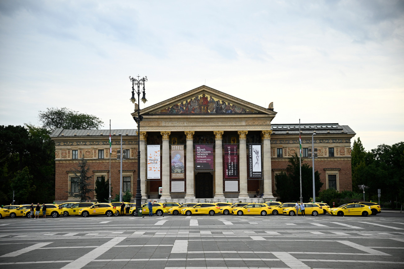 Budapest, 2025. szeptember 24.
A fővárosi taxirendelet tervezett módosítása ellen tiltakozó taxis demonstráció résztvevői a Hősök terén, a Szépművészeti Múzeum előtt 2025. szeptember 24-én.
MTI/Bodnár Boglárka