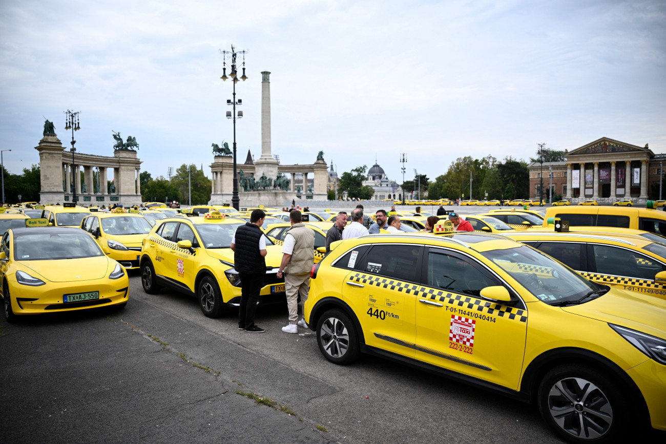 Budapest, 2025. szeptember 24.
A fővárosi taxirendelet tervezett módosítása ellen tiltakozó taxis demonstráció résztvevői a Hősök terén 2025. szeptember 24-én.
MTI/Bodnár Boglárka