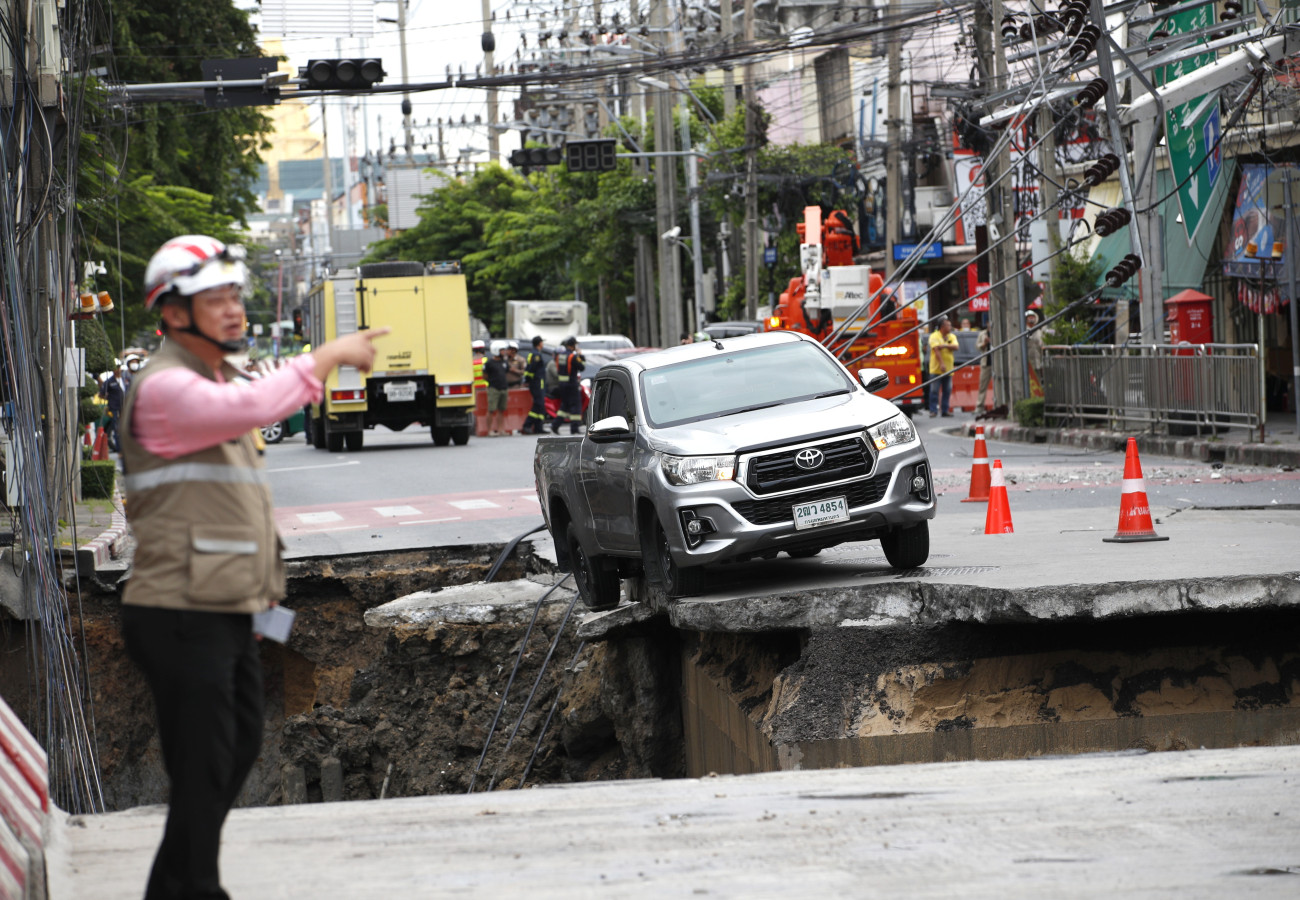Bangkok, 2025. szeptember 24.
Beszakadt úttest peremén rekedt jármű Bangkok belvárosában 2025. szeptember 24-én. A balesetnek nincsenek sebesültjei.
MTI/EPA/Rungrodzs Jongrit