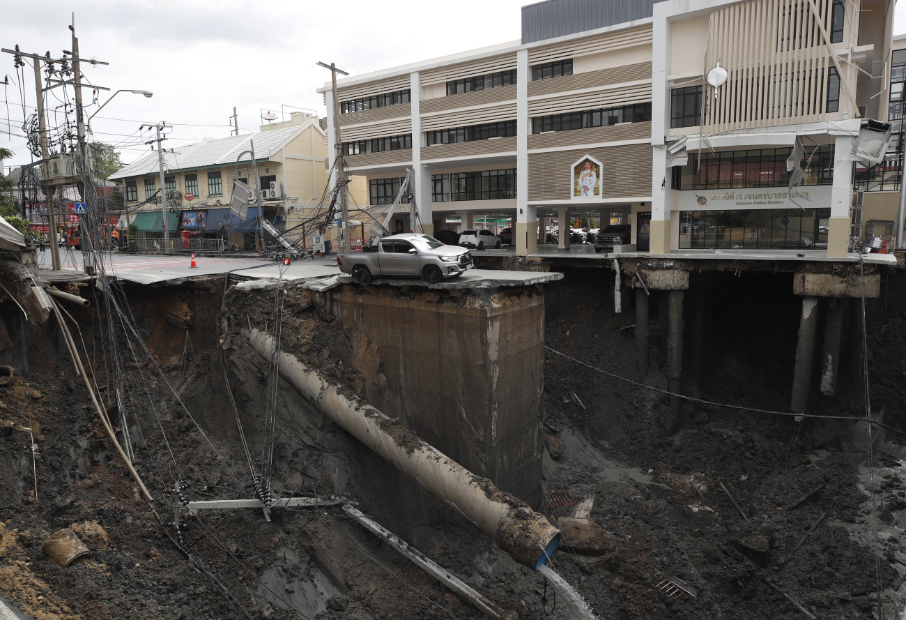 Bangkok, 2025. szeptember 24.
Beszakadt úttest peremén rekedt jármű Bangkok belvárosában 2025. szeptember 24-én. A balesetnek nincsenek sebesültjei.
MTI/EPA/Rungrodzs Jongrit