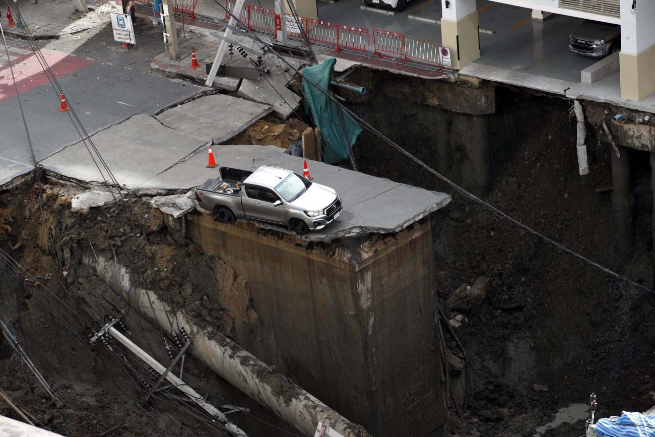 Bangkok, 2025. szeptember 24.
Beszakadt úttest peremén rekedt jármű Bangkok belvárosában 2025. szeptember 24-én. A balesetnek nincsenek sebesültjei.
MTI/EPA/Rungrodzs Jongrit