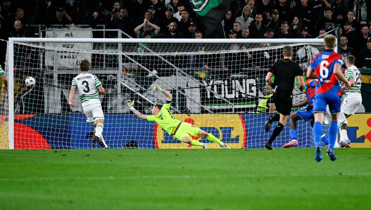 Budapest, 2025. szeptember 25.
Dibusz Dénes, a Ferencváros kapusa (b2) gólt kap a labdarúgó Európa-liga alapszakaszának első fordulójában játszott Ferencváros TC - Viktoria Plzen mérkőzésen a budapesti Groupama Arénában 2025. szeptember 25-én.
MTI/Hegedüs Róbert