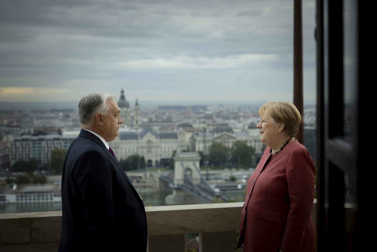 Budapest, 2025. október 1.
A Miniszterelnöki Kommunikációs Főosztály által közreadott képen Orbán Viktor miniszterelnök fogadja Angela Merkelt, a Németországi Szövetségi Köztársaság korábbi kancellárját a Karmelita kolostorban 2025. október 1-jén.
MTI/Miniszterelnöki Kommunikációs Főosztály/Fischer Zoltán