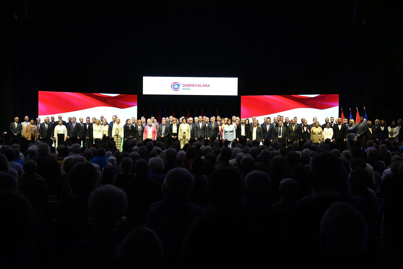 Budapest, 2025. október 5.
Csoportkép a Demokratikus Koalíció (DK) 106 országgyűlési képviselőjelöltjéről, akiket a párt készül elindítani a jövő évi választáson, a párt budapesti rendezvényén a Kongresszusi Központban 2025. október 5-én. Az első sorban középen Dobrev Klára, a Demokratikus Koalíció (DK) elnöke, mellette jobbra Molnár Csaba, a párt ügyvezető alelnöke.
MTI/Soós Lajos