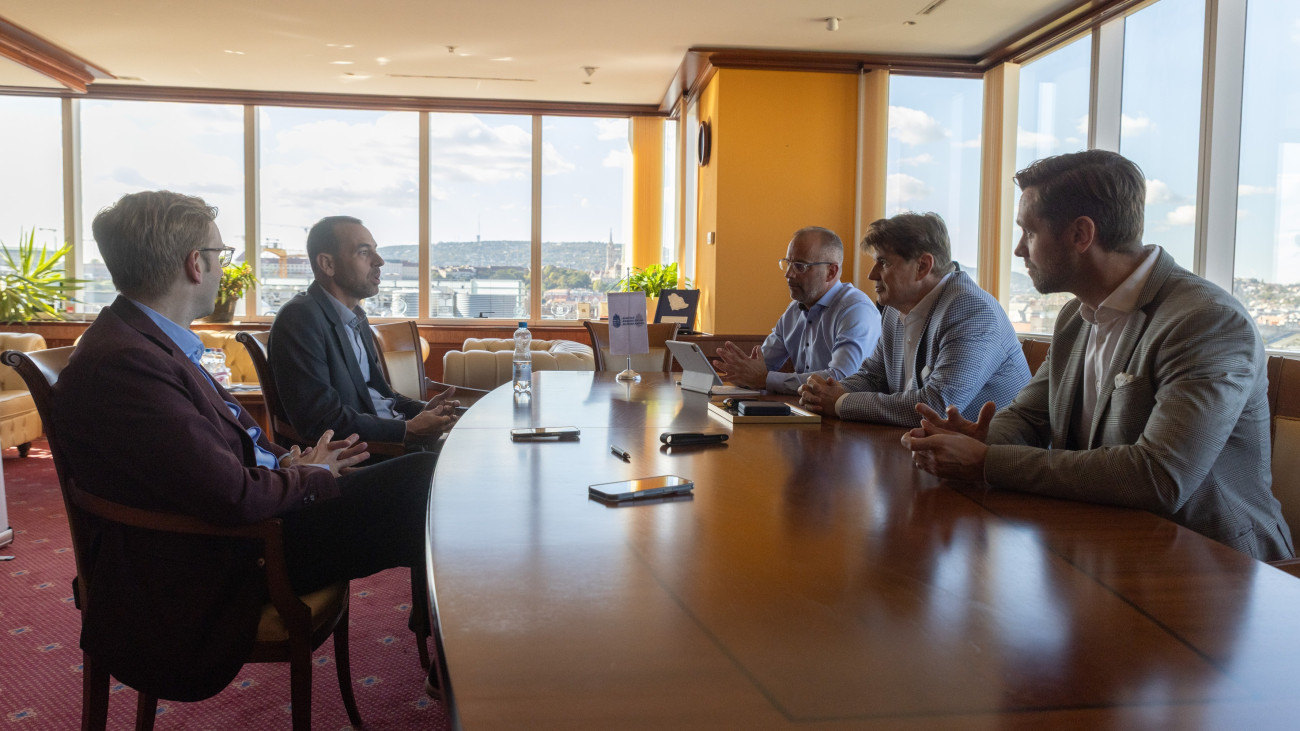 A hazai tehetséggondozás és a jövő vezetőinek magas szintű képzése a célja a Mathias Corvinus Collegium Alapítvány (MCC) és a Magyar Kereskedelmi és Iparkamara (MKIK) közötti széleskörű együttműködési megállapodásnak, amelyet Nagy Elek a Kamara és Szalai Zoltán, az MCC Alapítvány elnökei írtak alá.