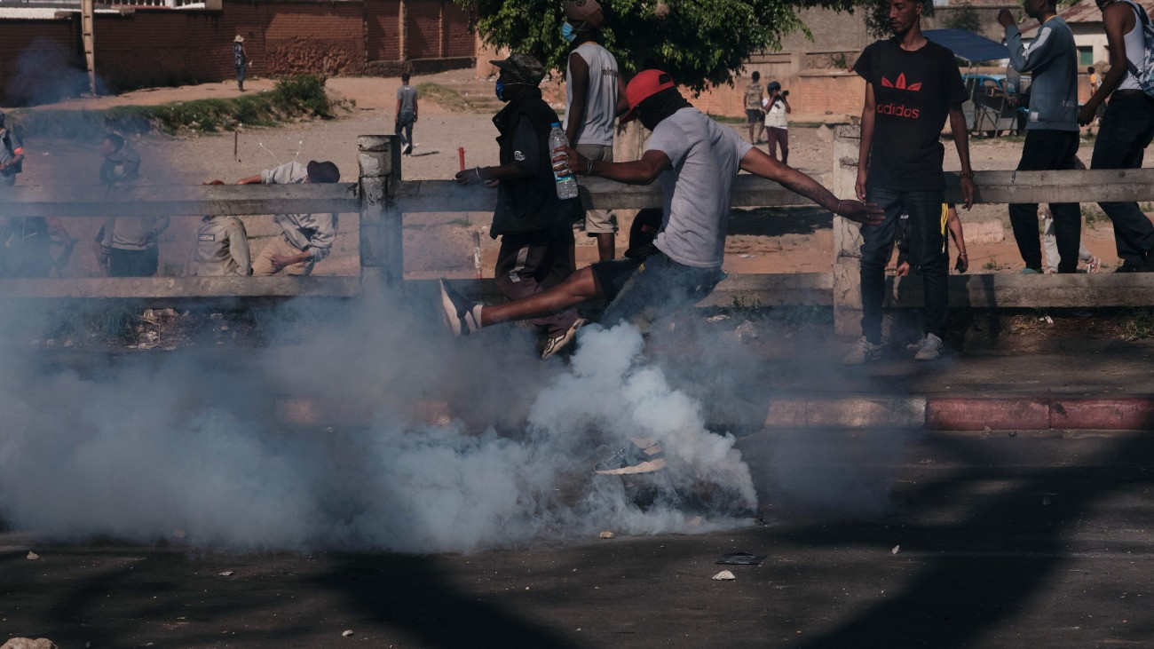 Antananarivo, 2025. október 11.
Rendõrségi könnygázgránátot rúg el magától egy tüntetõ az államfõ lemondását követelõ tiltakozáson a madagaszkári fõvárosban, Antananarivóban október 11-én. Andry Rajoelina madagaszkári elnök szeptember 29-én elrendelte az afrikai szigetország kormányának felmentését azt követõen, hogy az ivóvíz- és áramszolgáltatás akadozása miatt szeptember végén kirobbant, zavargássá fajult tüntetéseken két tucatnyian meghaltak.
MTI/EPA/Razafindrakoto Mamy