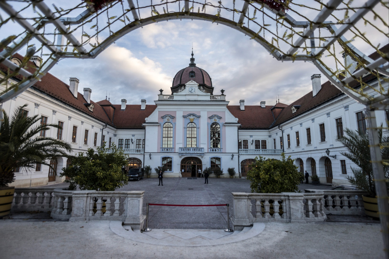 A Miniszterelnöki Kommunikációs Fõosztály által közreadott képen a gödöllõi Grassalkovich-kastély 2025. október 13-án. Ezen a napon Orbán Viktor miniszterelnök és Csányi Sándor, az OTP Bank és a Magyar Agrár- és Élettudományi Egyetem (MATE) Alapítványának kuratóriumi elnöke aláírta a kastély átfogó felújítására vonatkozó támogatási együttmûködési megállapodást a gödöllõi kastély dísztermében. A kormány és az OTP Bank 50-50 millió eurót, azaz 20-20 milliárd forintot biztosít a kastély átfogó felújítására, amelynek során 17 ezer négyzetméternyi terület újul majd meg.