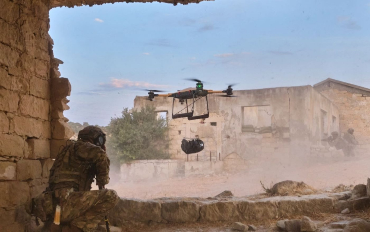 A brit Malloy cég T-150 jelzésű teherszállító robotja bevetés közben. 