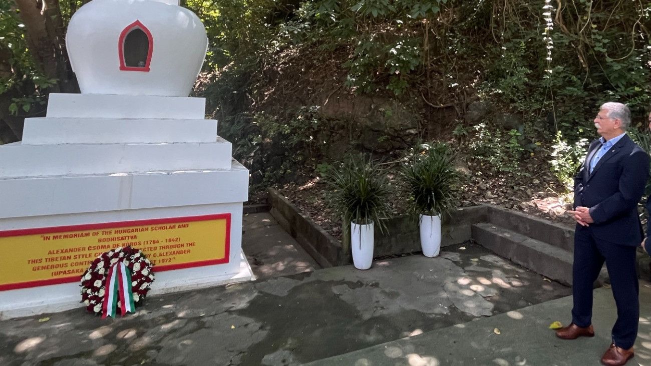 Vung Tau, 2025. október 19.
Az Országgyûlés Sajtóirodája által közreadott képen Kövér László, az Országgyûlés elnöke megkoszorúzza Kõrösi Csoma Sándor nemrég felújított emléksztúpáját a vietnámi Vung Tau városban 2025. október 18-án.
MTI/Az Országgyûlés Sajtóirodája/