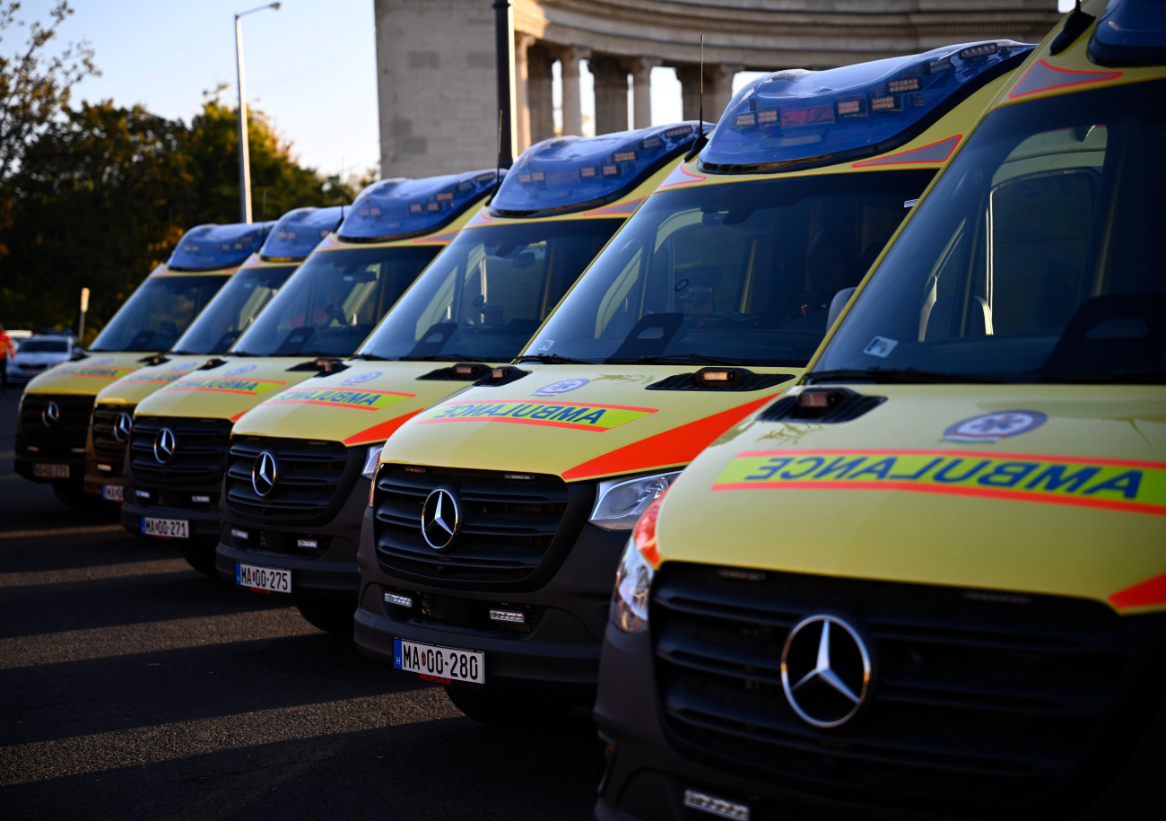 Budapest, 2025. október 20.
Az Országos Mentõszolgálat új mentõautói a Hõsök terén tartott átadáson 2025. október 20-án. A szervezet az év végéig 101 új mentõautót vásárol 9 milliárd forintért.
MTI/Bodnár Boglárka