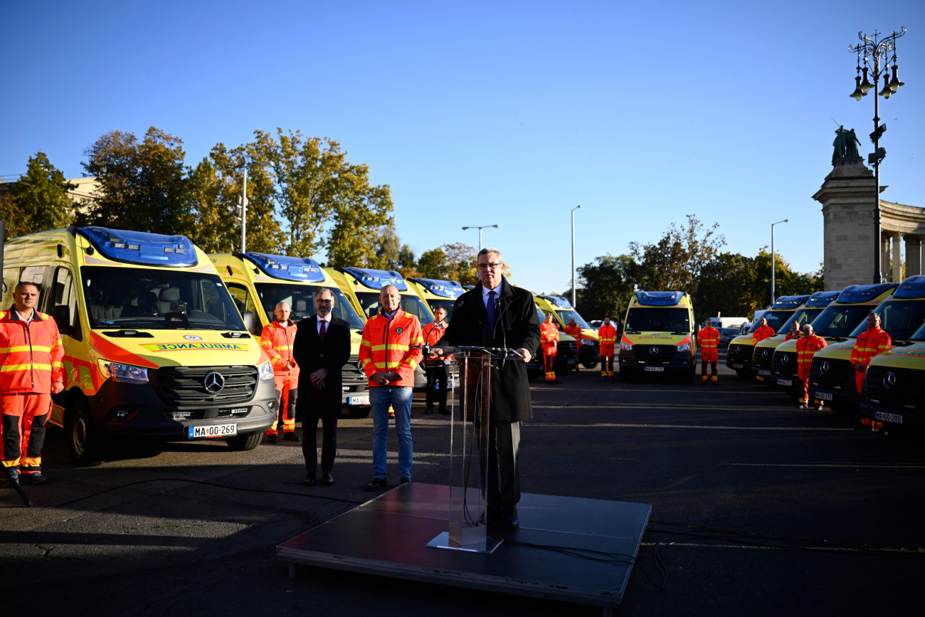 Budapest, 2025. október 20.
Takács Péter, a Belügyminisztérium egészségügyi államtitkára beszédet mond az Országos Mentõszolgálat új mentõautóinak átadásán a Hõsök terén 2025. október 20-án. A szervezet az év végéig 101 új mentõautót vásárol 9 milliárd forintért.
MTI/Bodnár Boglárka