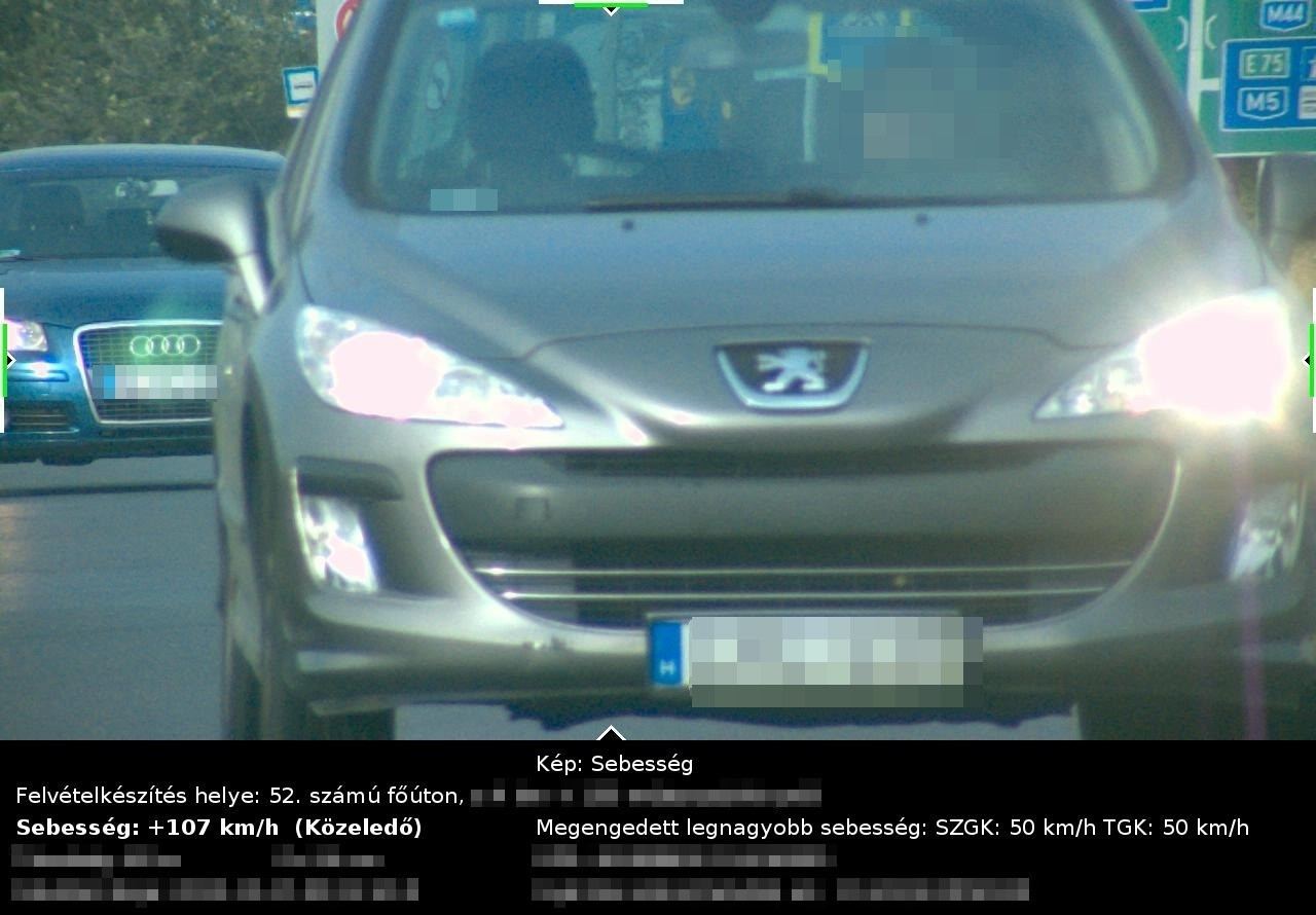 Egy gyorshajtó látható a rendőrség felvételén Bács-Kiskun vármegyében.