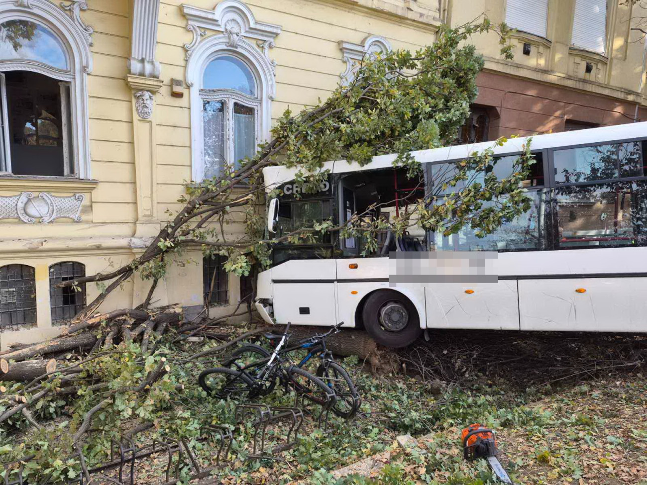 Mentõk és tûzoltók látják el a sérülteket egy összeroncsolódott autóbusz mellett a Kossuth Lajos és a Damjanich utca keresztezõdésénél Szolnokon 2025.
Forrás: police.hu