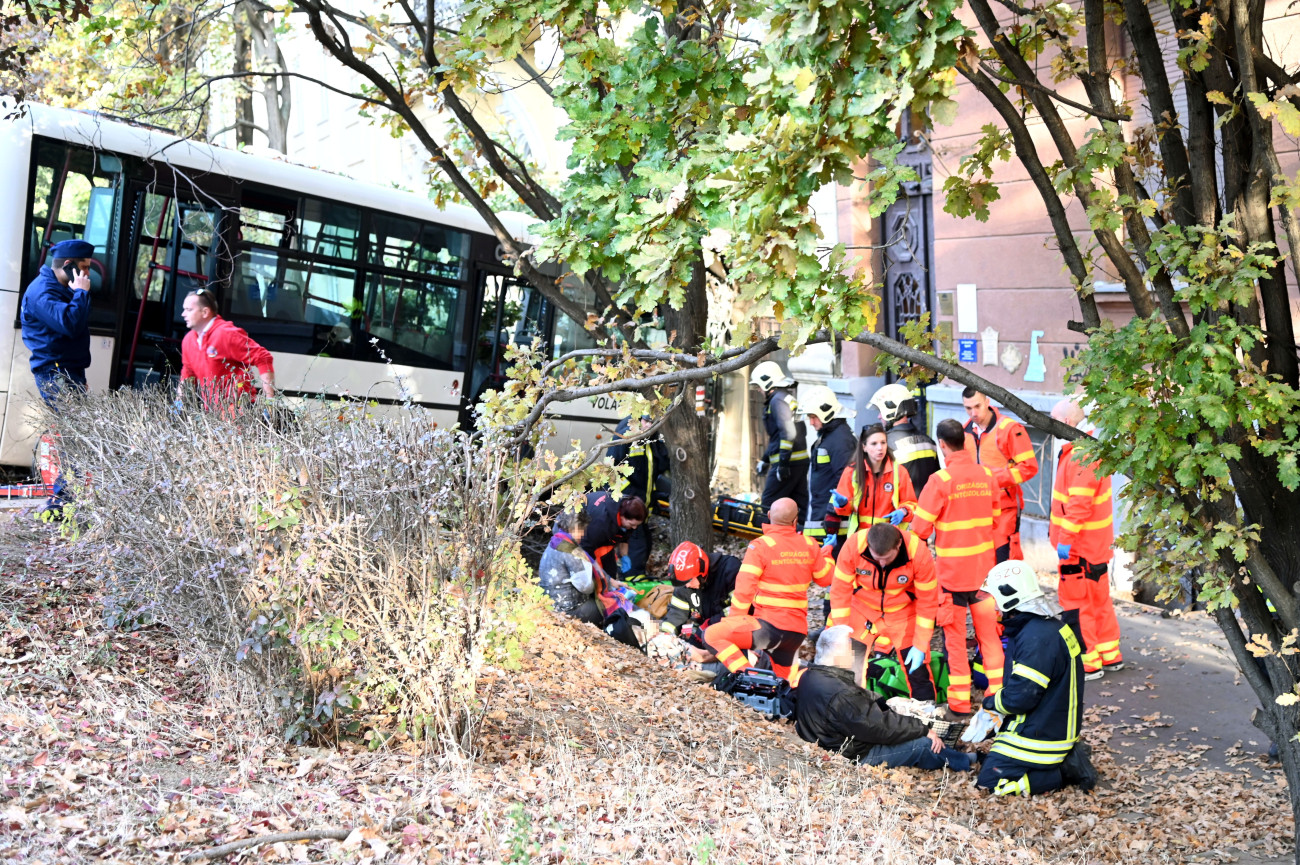 Szolnok, 2025. október 22.
Mentõk és tûzoltók látják el a sérülteket egy összeroncsolódott autóbusz mellett a Kossuth Lajos és a Damjanich utca keresztezõdésénél Szolnokon 2025. október 22-én. A Szandaszõlõs felõl Szolnok irányába közlekedõ helyi járat eddig tisztázatlan körülmények között a Szabadság térrõl lehajtott és belecsapódott a Varga Katalin Gimnázium falába. Egy gyalogos és több utas megsérült.
MTI/Mészáros János