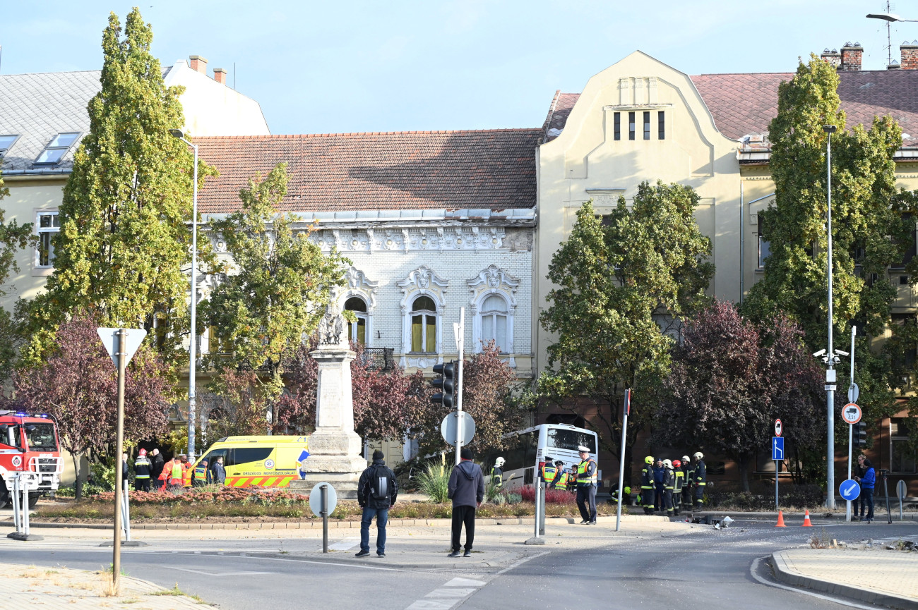 Szolnok, 2025. október 22.
Összeroncsolódott autóbusz a Kossuth Lajos és a Damjanich utca keresztezõdésénél Szolnokon 2025. október 22-én. A Szandaszõlõs felõl Szolnok irányába közlekedõ helyi járat eddig tisztázatlan körülmények között a Szabadság térrõl lehajtott és belecsapódott a Varga Katalin Gimnázium falába. Egy gyalogos és több utas megsérült.
MTI/Mészáros János