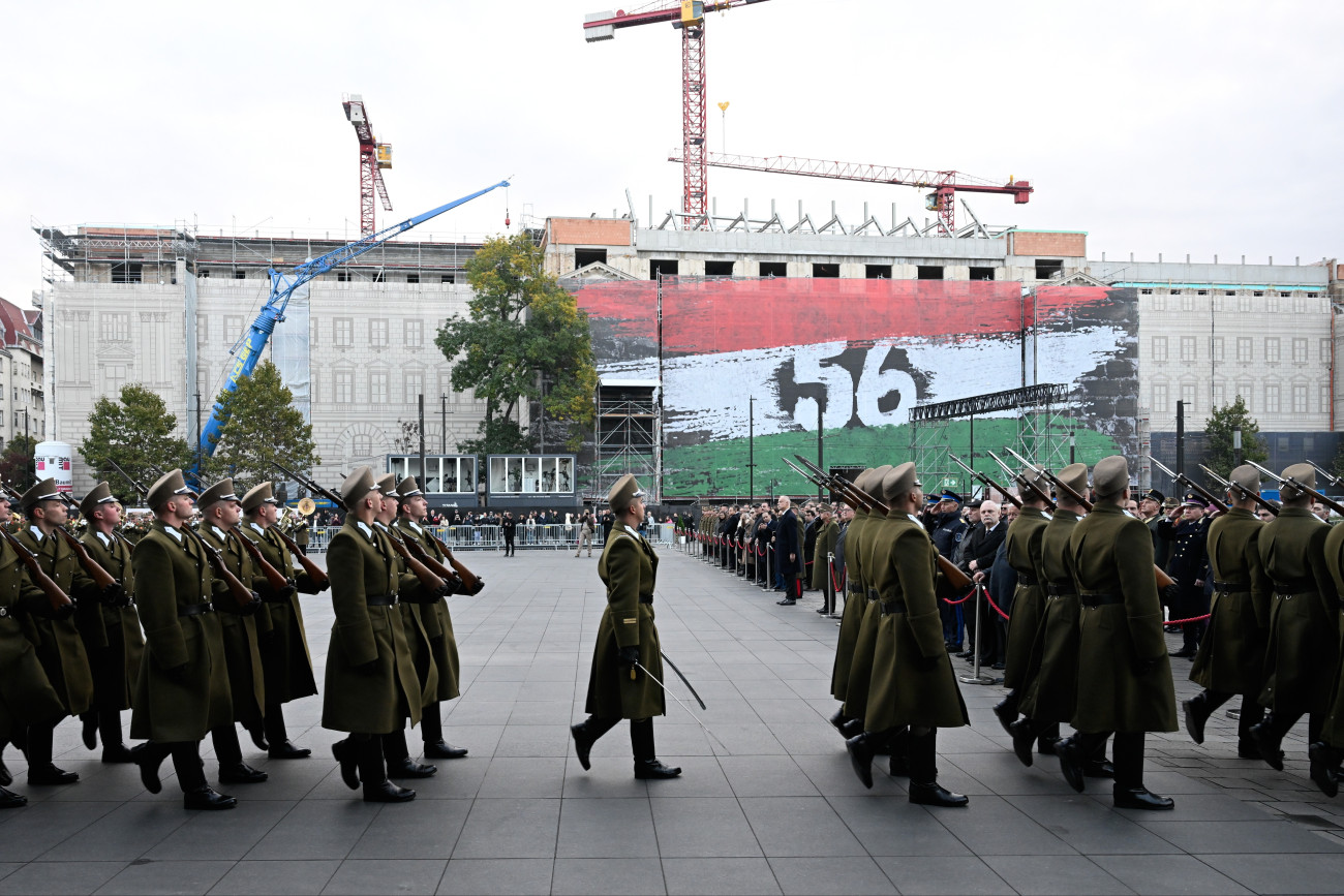 Budapest, 2025. október 23.
Szalay-Bobrovniczky Kristóf honvédelmi miniszter (jobbról, k) és a díszegység tagjai az 1956-os forradalom és szabadságharc 69. évfordulóján az ünnepélyes zászlófelvonáson az Országház elõtti Kossuth Lajos téren 2025. október 23-án.
MTI/Máthé Zoltán