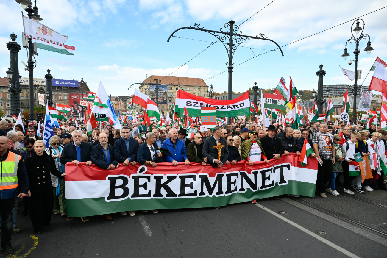 Budapest, 2025. október 23.
A Civil Összefogás Fórum - Civil Összefogás Közhasznú Alapítvány (CÖF-CÖKA) Békemenetének résztvevõi az 1956-os forradalom és szabadságharc 69. évfordulóján a Margit hídon 2025. október 23-án. Az elsõ sorban balról Juhász Hajnalka, a KDNP parlamenti képvisel (b), Csizmadia László, a Civil Összefogás Közhasznú Alapítvány (CÖF-CÖKA) elnöke (b2), Fricz Tamás politológus, a CÖF-CÖKA Kuratórium tagja (b3), ifj. Lomnici Zoltán alkotmányjogász, a Civil Összefogás Közhasznú Alapítvány (CÖF-CÖKA) szóvivõje (b4), Bayer Zsolt publicista, szerkesztõ (b5), Bencsik András, a Demokrata fõszerkesztõje (b6), Stefka István újságíró (b7),  Fásy Ádám kulturális szervezõ, mûsorvezetõ (b9,(b10)), Pataky Attila énekes, dalszövegíró (b10). 
MTI/Hegedüs Róbert
