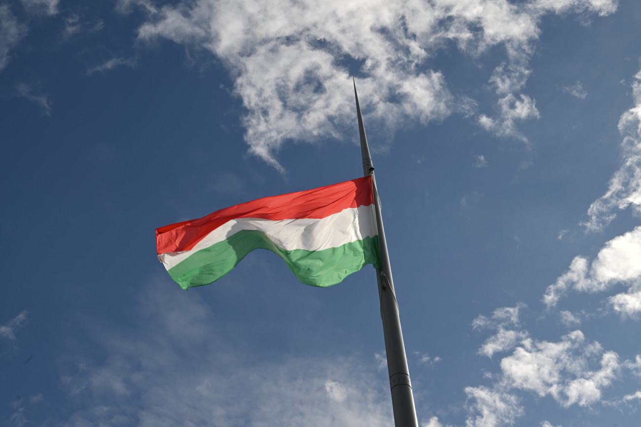 Budapest, 2025. október 23.
A nemzeti lobogó az 1956-os forradalom és szabadságharc 69. évfordulóján az Országház elõtti Kossuth Lajos téren 2025. október 23-án.
MTI/Koszticsák Szilárd