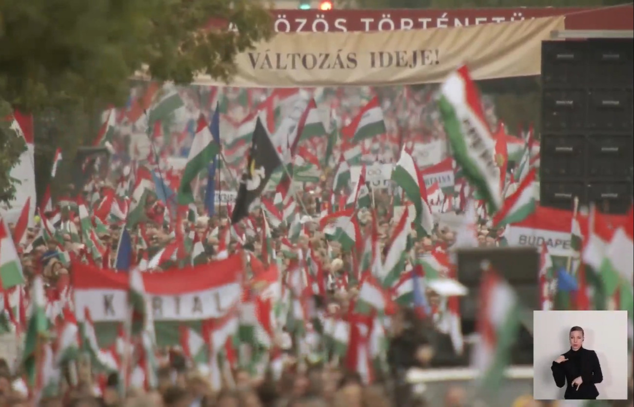 A Nemzeti Menet résztvevői (Forrás: Facebook/Magyar Péter - élő videó)