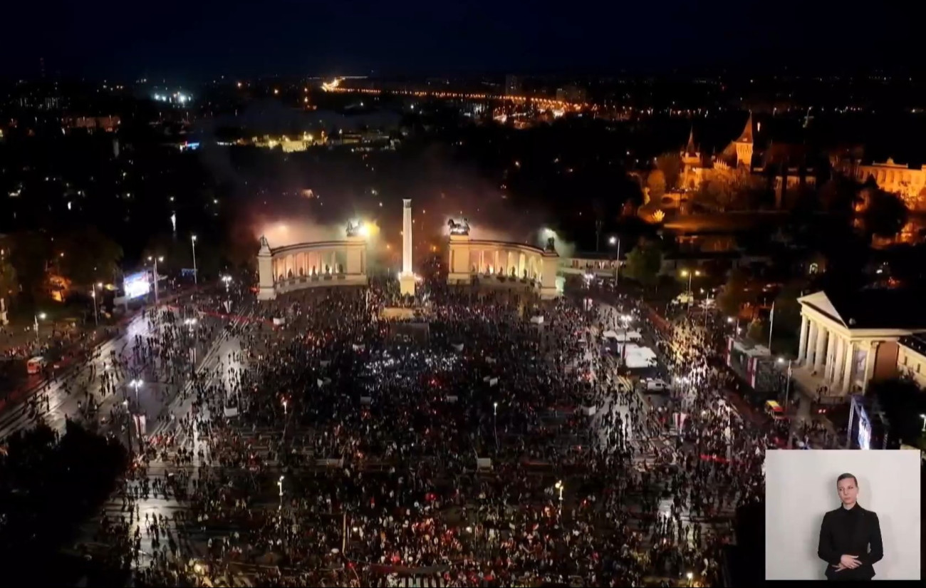 A Nemzeti Menet résztvevői a Hősök terén (Forrás: Facebook/Magyar Péter - élő videó)