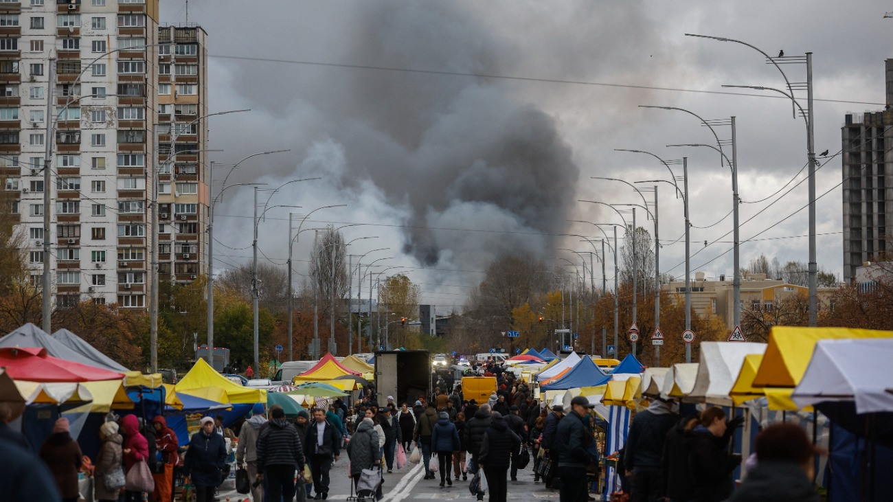 Kijev, 2025. október 25.
Füst gomolyog egy kijevi raktárépületet ért orosz légicsapást követõen 2025. október 25-én. Az ukrán fõvárost ért rakétatámadásokban egy ember életét vesztette, legkevesebb tízen megsebesültek.
MTI/EPA/Szerhij Dolzsenko